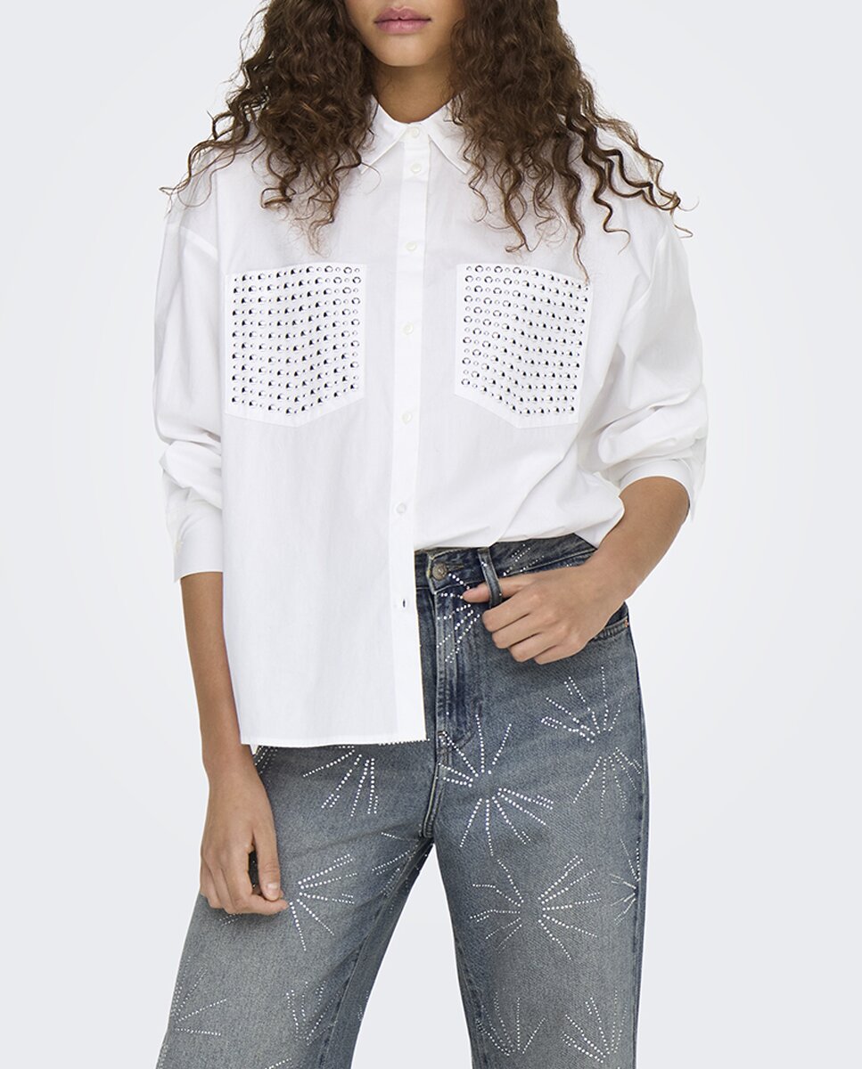 Imagen 0 de Camisa de mujer ancha con bolsillos de detalle de tachuelas