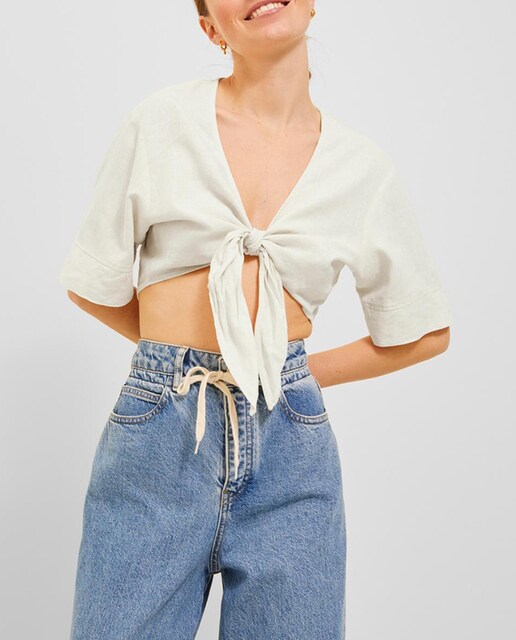 Imagen 0 de Top cropped de lino con nudo delantero de mujer