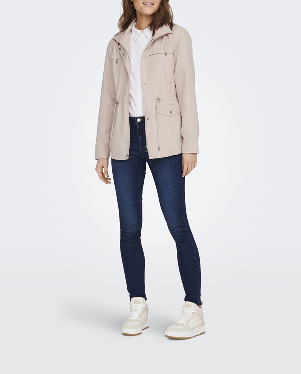 Imagen 0 de Chaqueta de mujer tipo utility con cintura ajustable