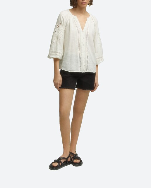 Imagen 0 de Short de mujer con troquelado