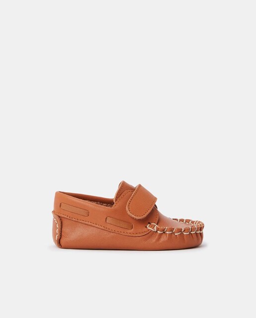 Imagen 0 de Mocasines de bebé niño en piel de color camel