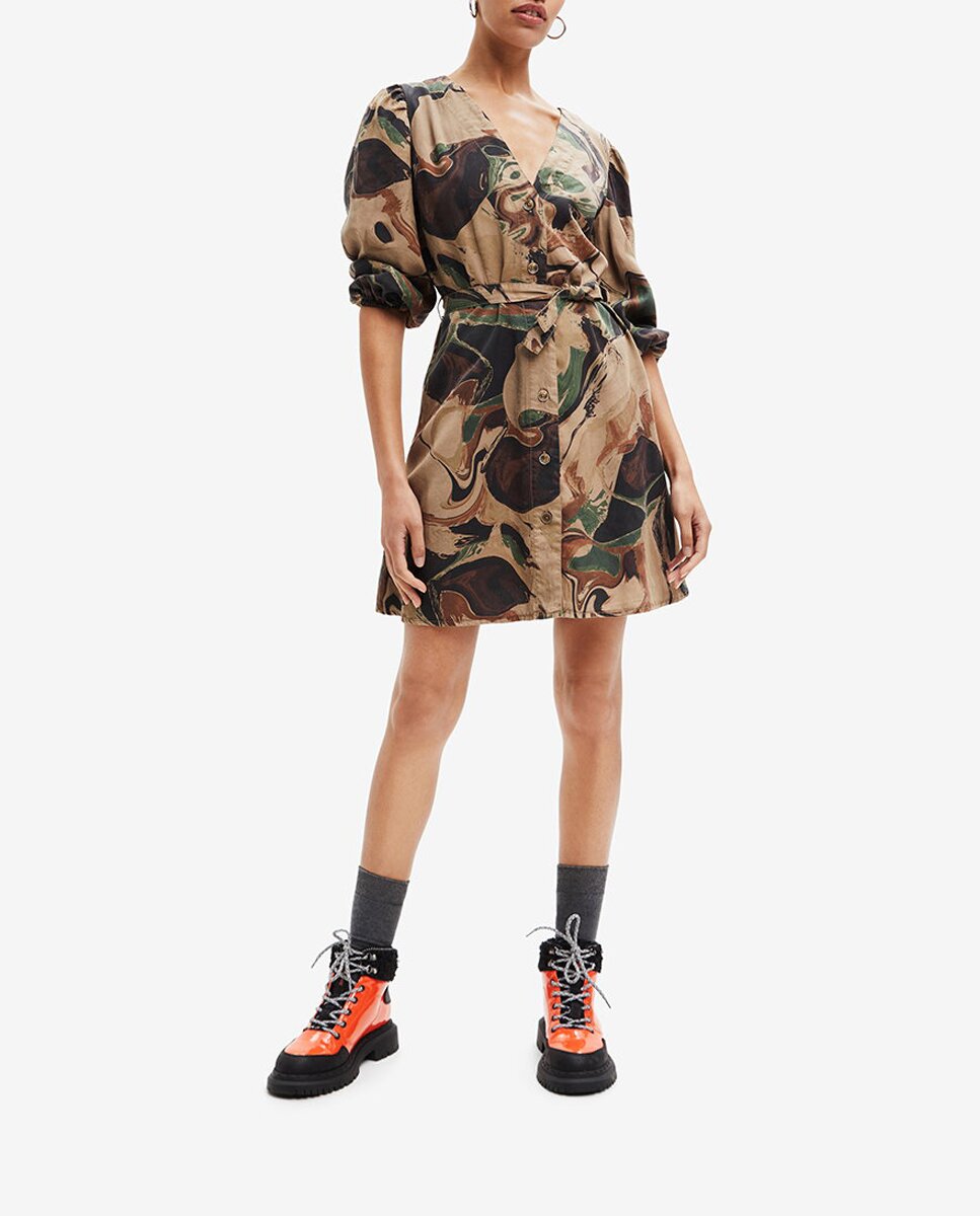 Imagen 0 de Vestido corto camisero de mujer con estampado camuflaje