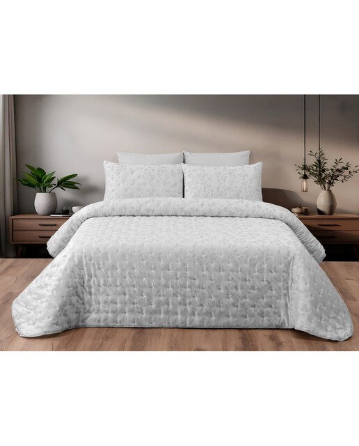 Colcha bouti estampada con fundas de cojin a juego.