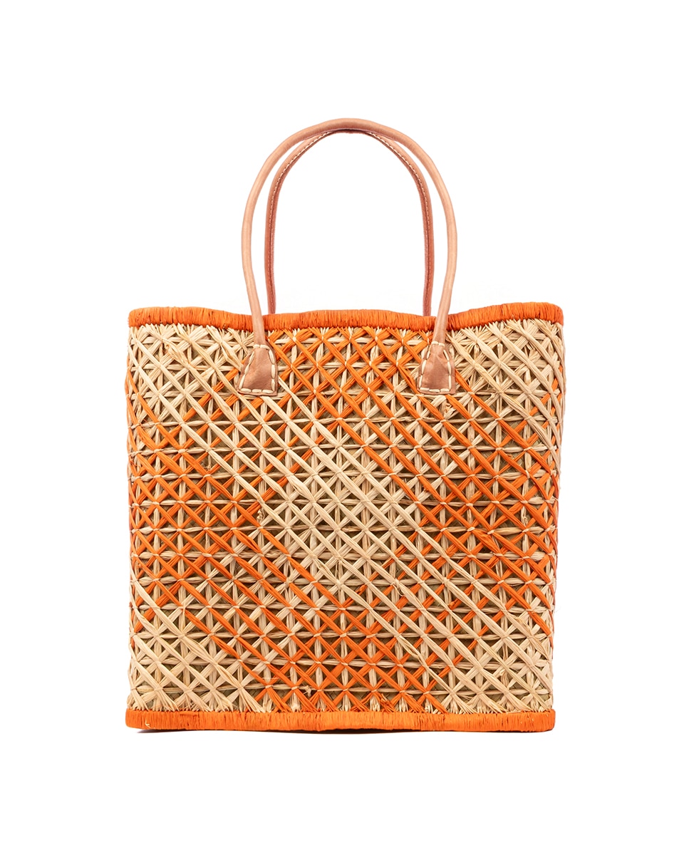 Imagen 0 de Bolso de hombro mujer. Fabricado en rafia y tela, con asas de cuero.