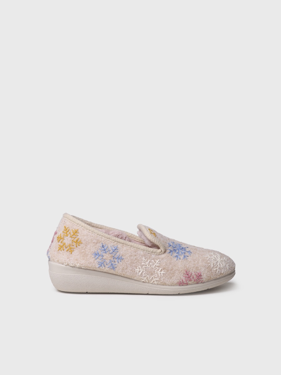 Imagen 0 de Zapatilla de mujer cerrada con bordados