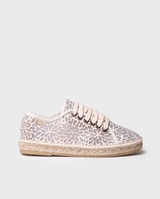 Imagen 0 de Alpargata de mujer cerrada con cordones