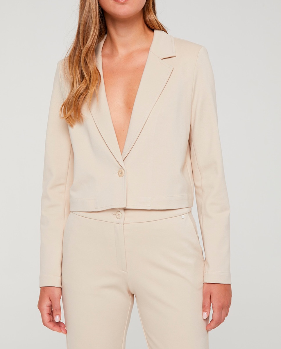 Imagen 0 de Blazer corta en punto de mujer