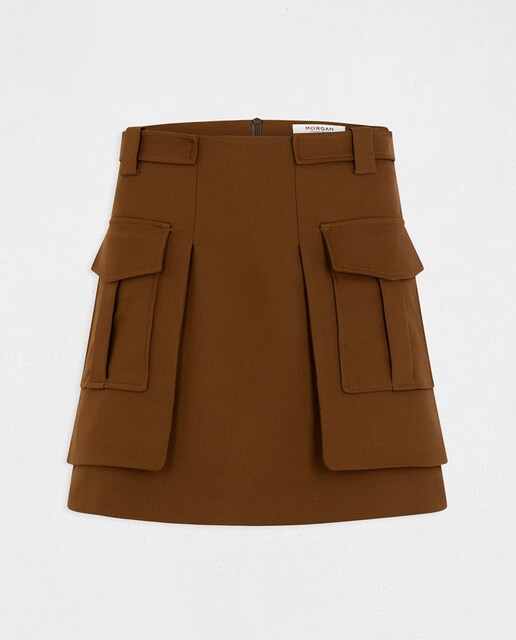 Falda corta bolsillos en lados de mujer.