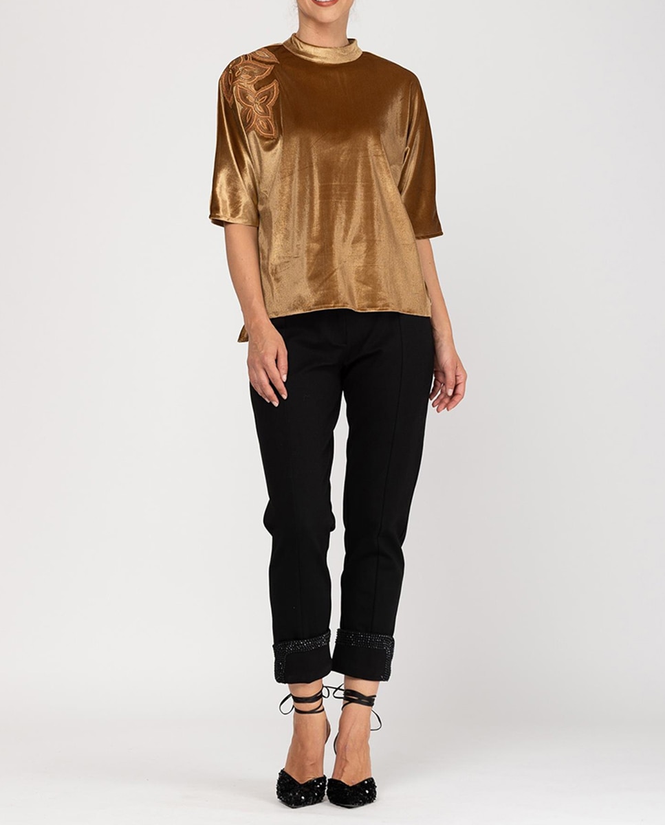 Blusa con cuello redondo subido y bordado — oferta en Primeriti