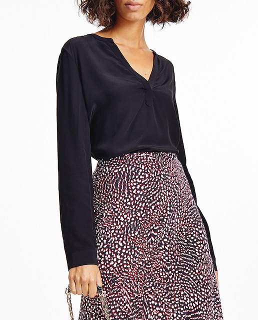 Imagen 0 de Blusa de mujer fluída con cuello pico