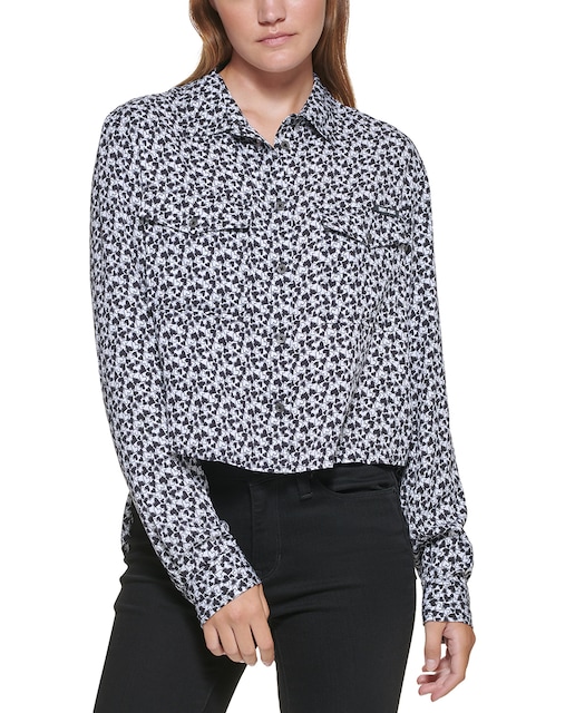 Imagen 0 de Camisa masculina de mujer, con cuello camisero y manga larga.