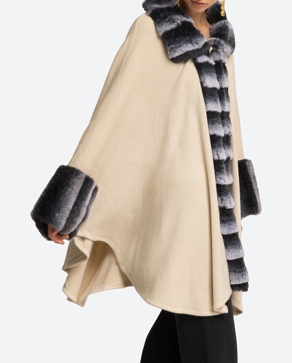 Imagen 0 de Poncho Pelo Beige Carmen
