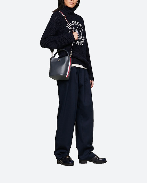 Imagen 0 de Bolso bucket Tommy Hilfiger con banda corporativa.