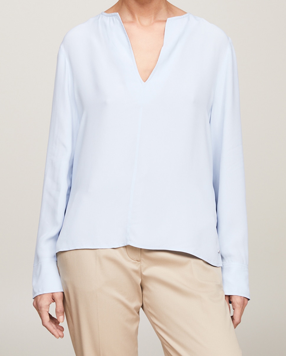 Imagen 0 de Camisa de mujer cuello pico y manga larga