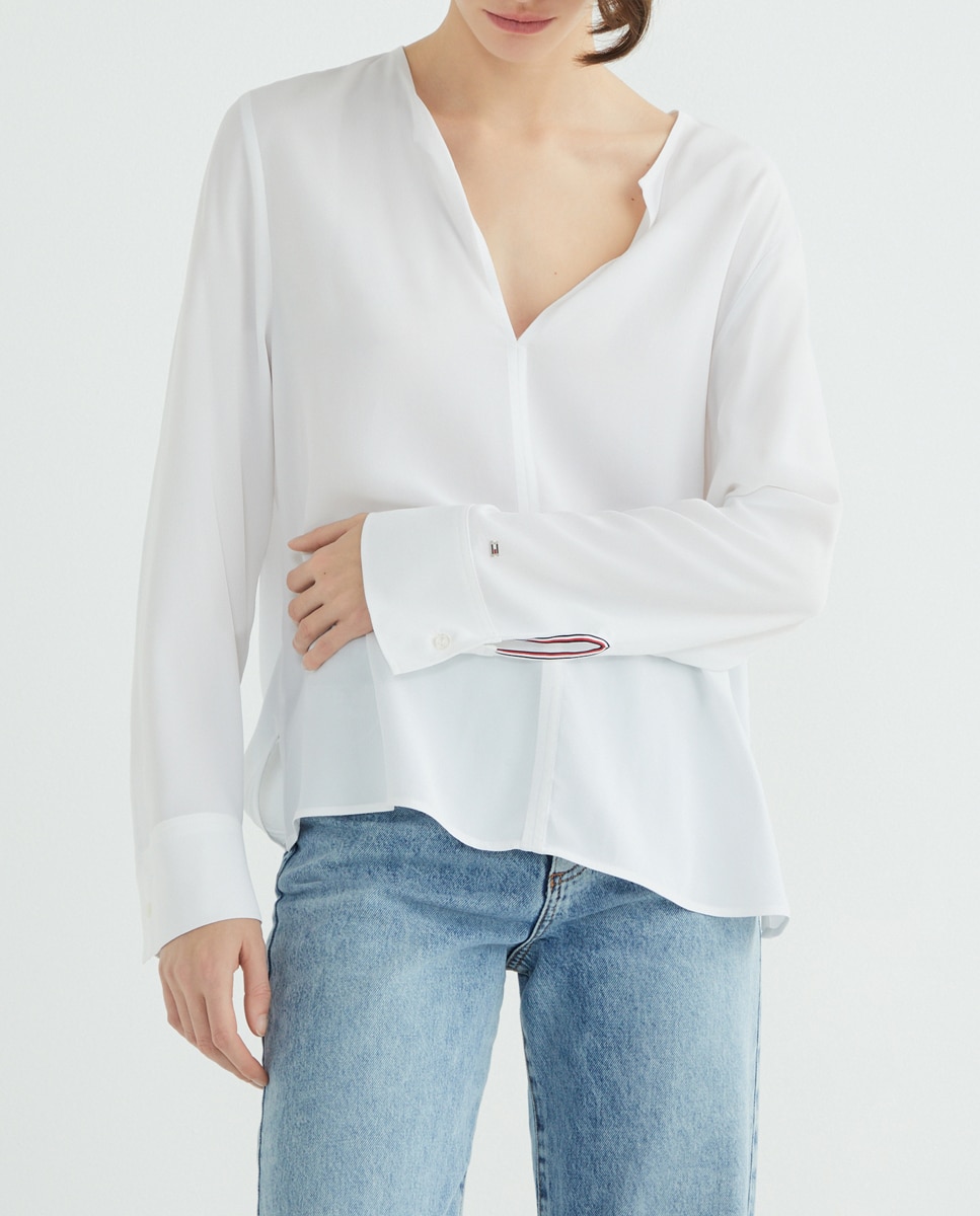 Imagen 0 de Camisa de mujer cuello pico y manga larga