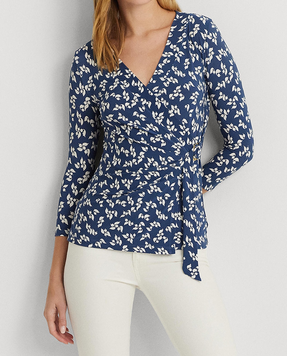 Imagen 0 de Camiseta de mujer de cuello pico con flores