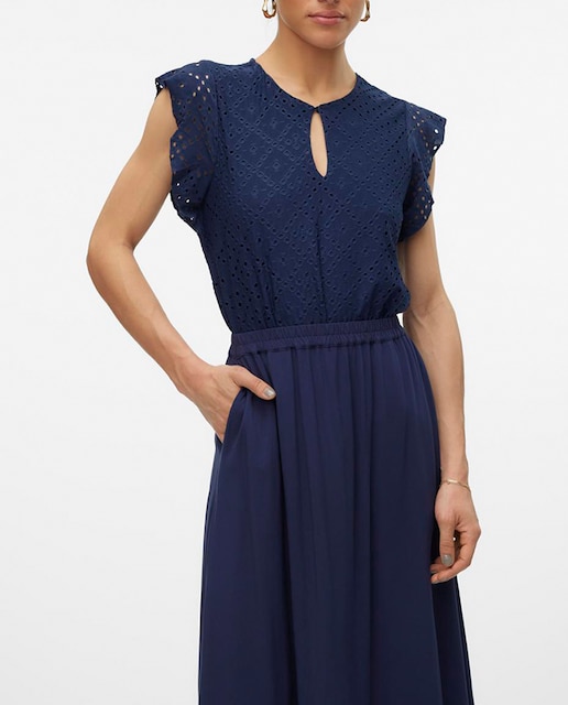 Imagen 0 de Camiseta de mujer troquelada con mangas volantes