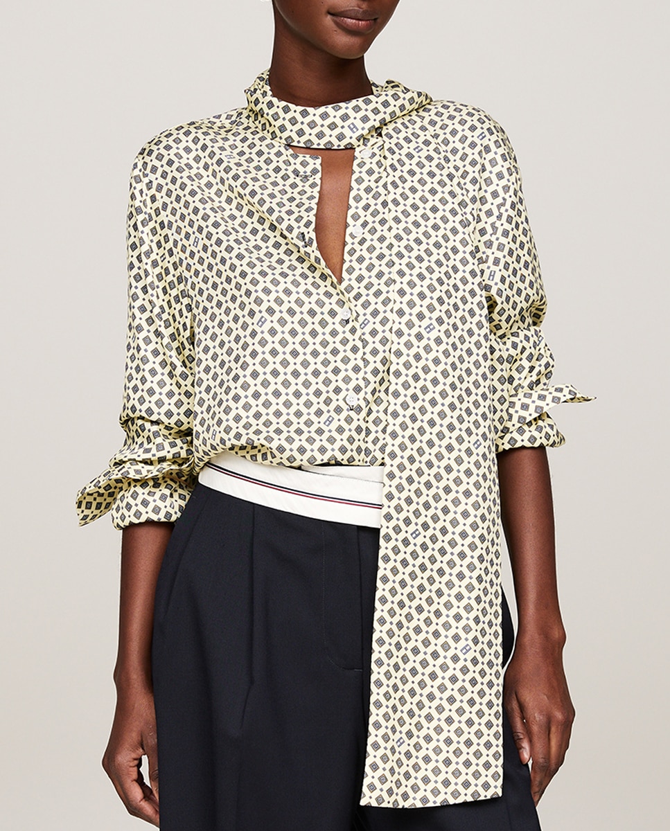 Imagen 0 de Blusa de mujer estampada con cuello camisero