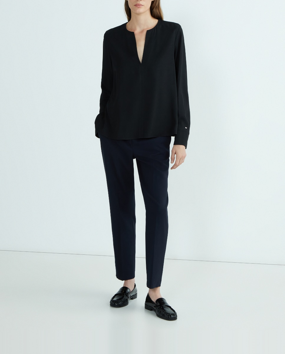 Imagen 0 de Blusa de mujer fluida con cuello pico