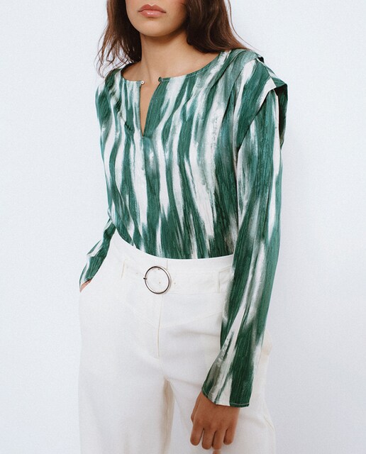 Imagen 0 de Blusa de mujer con fruncidos en hombros