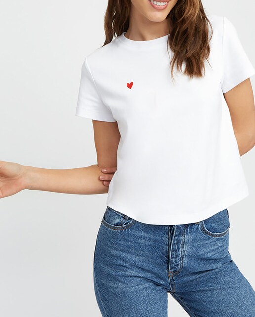 Imagen 0 de Camiseta de mujer básica con corazón