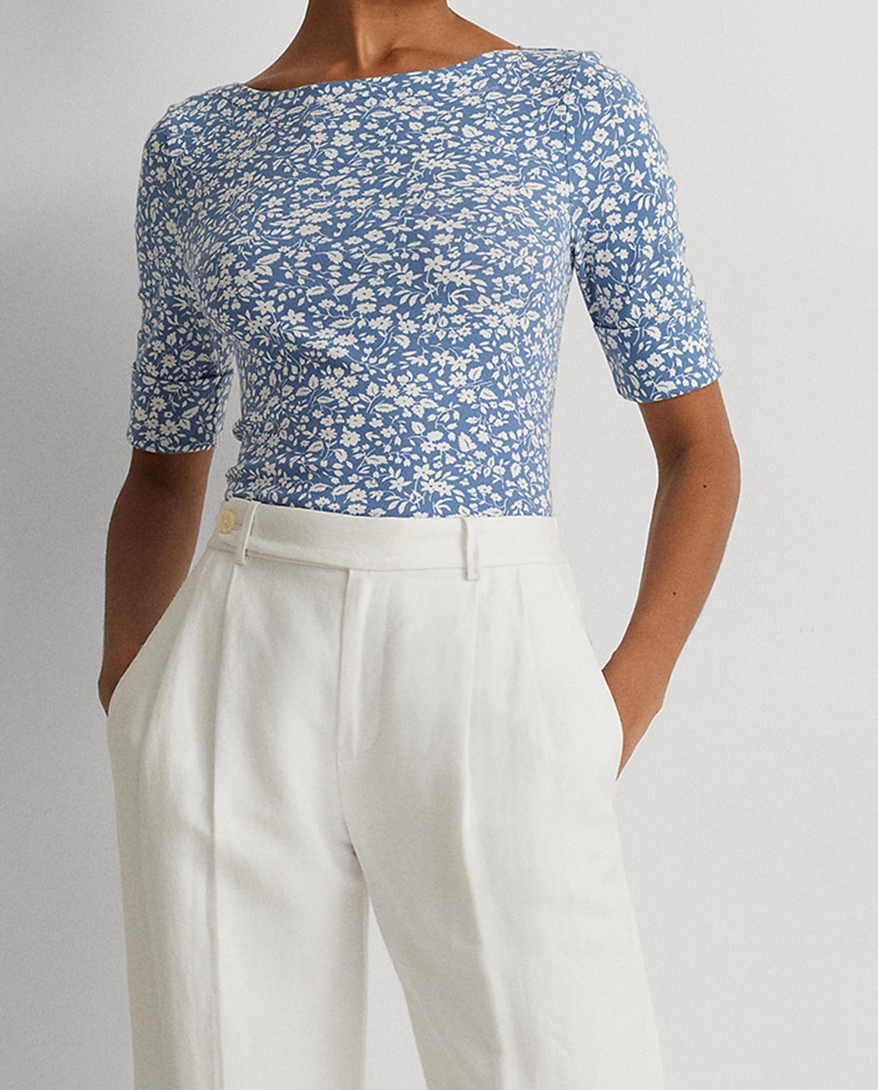 Imagen 0 de Camiseta de mujer de cuello barco con flores