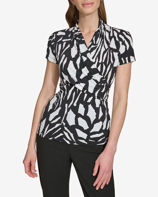 Imagen 0 de Blusa de mujer con manga corta y cuello de pico