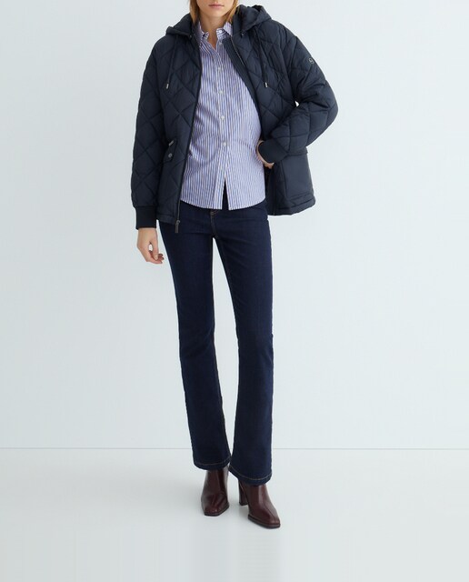 Imagen 0 de Cazadora corta acolchada y con capucha