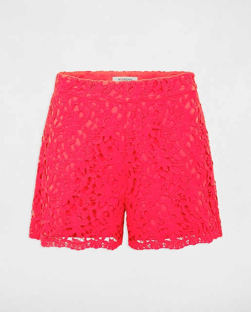 Short ajustado de encaje de mujer.