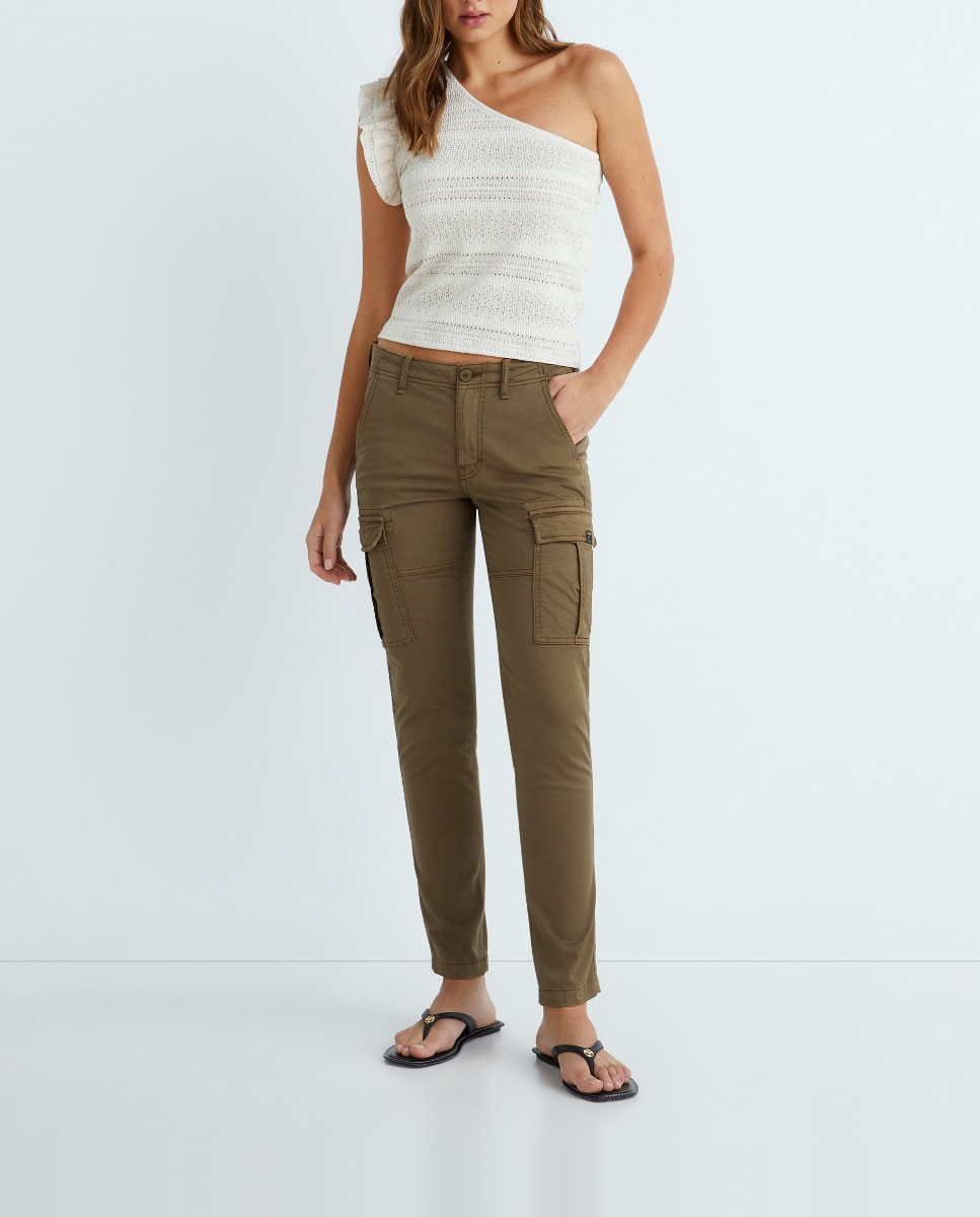Imagen 0 de Pantalón de mujer cargo slim de talle medio