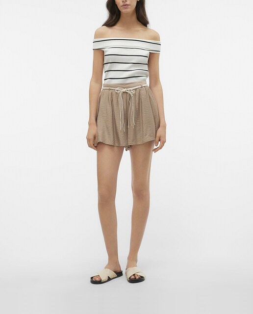 Imagen 0 de Short de tela con cinturón de mujer