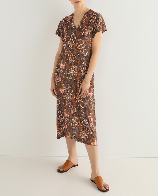 Imagen 0 de Vestido midi de manga corta y escote redondo.