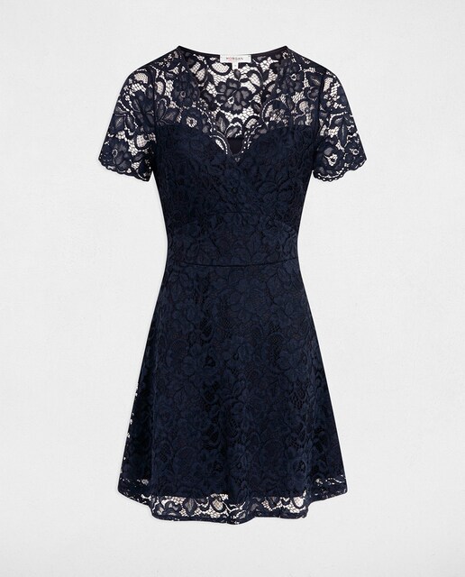 Vestido corto acampanado de mujer.