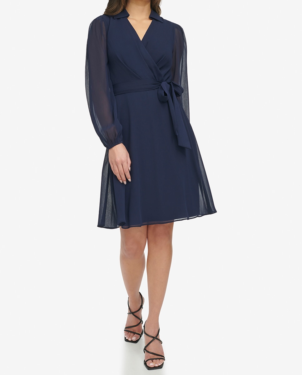Imagen 0 de Vestido corto con mangas largas y cuello de pico