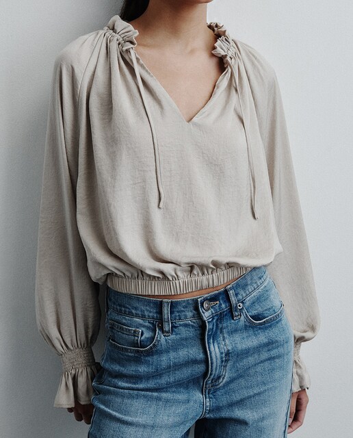 Imagen 0 de Blusa de mujer con cuello asimétrico y manga larga