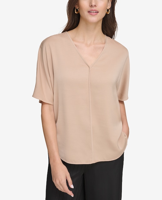 Imagen 0 de Blusa de mujer con manga corta y cuello de pico