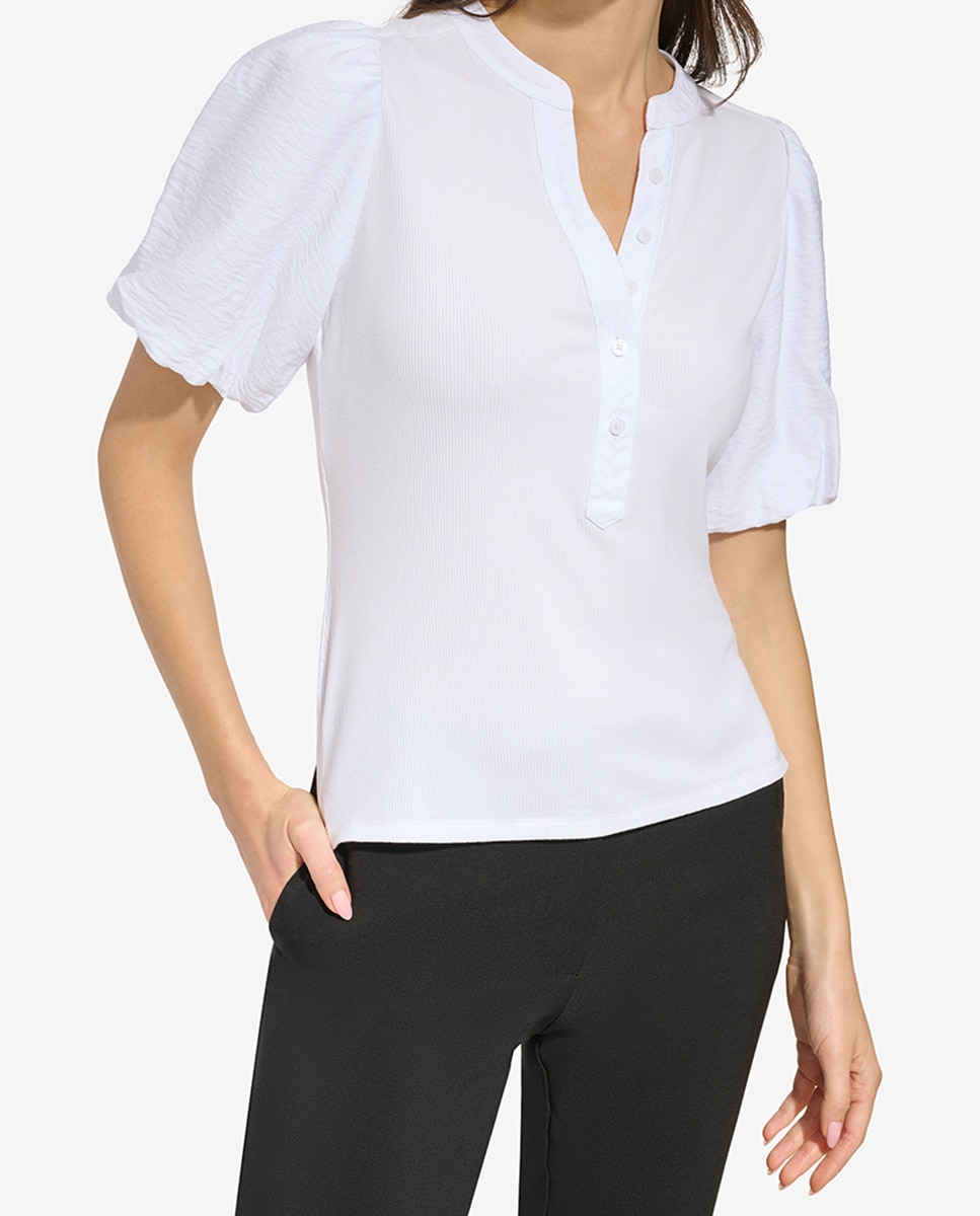 Imagen 0 de Blusa con mangas cortas y cuello de piso