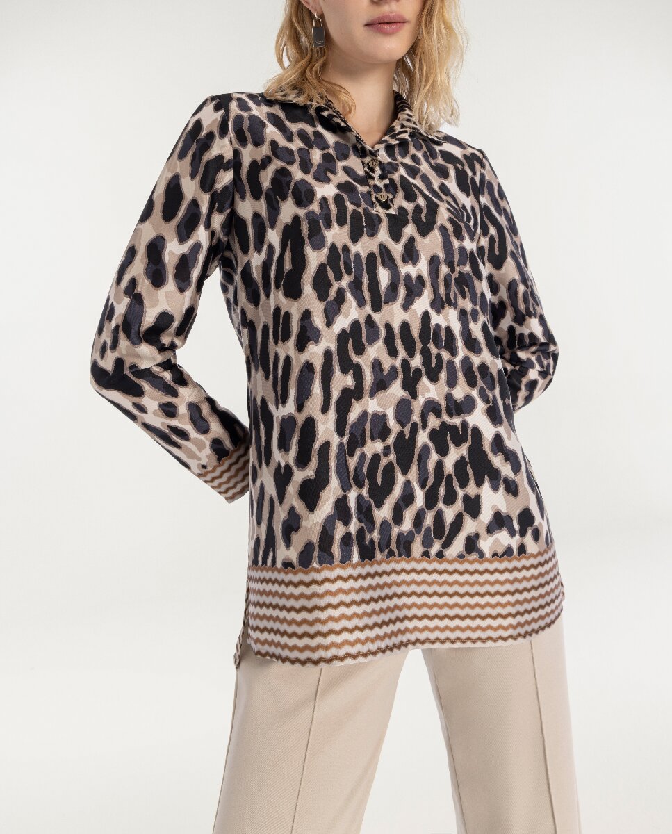 Imagen 0 de Blusa de mujer con estampado animal print y manga larga