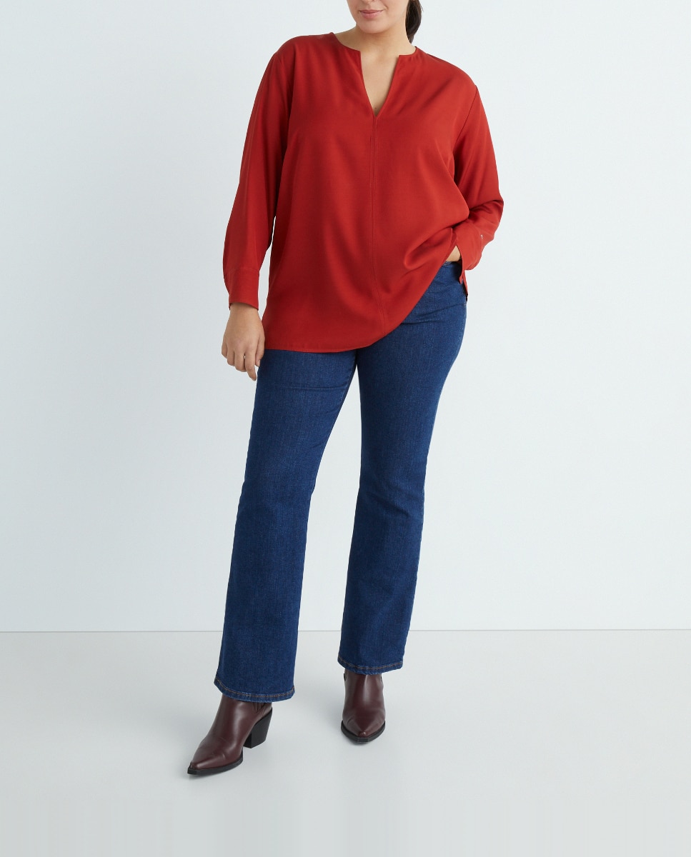 Imagen 0 de Camisa de mujer de cuello pico y manga larga.