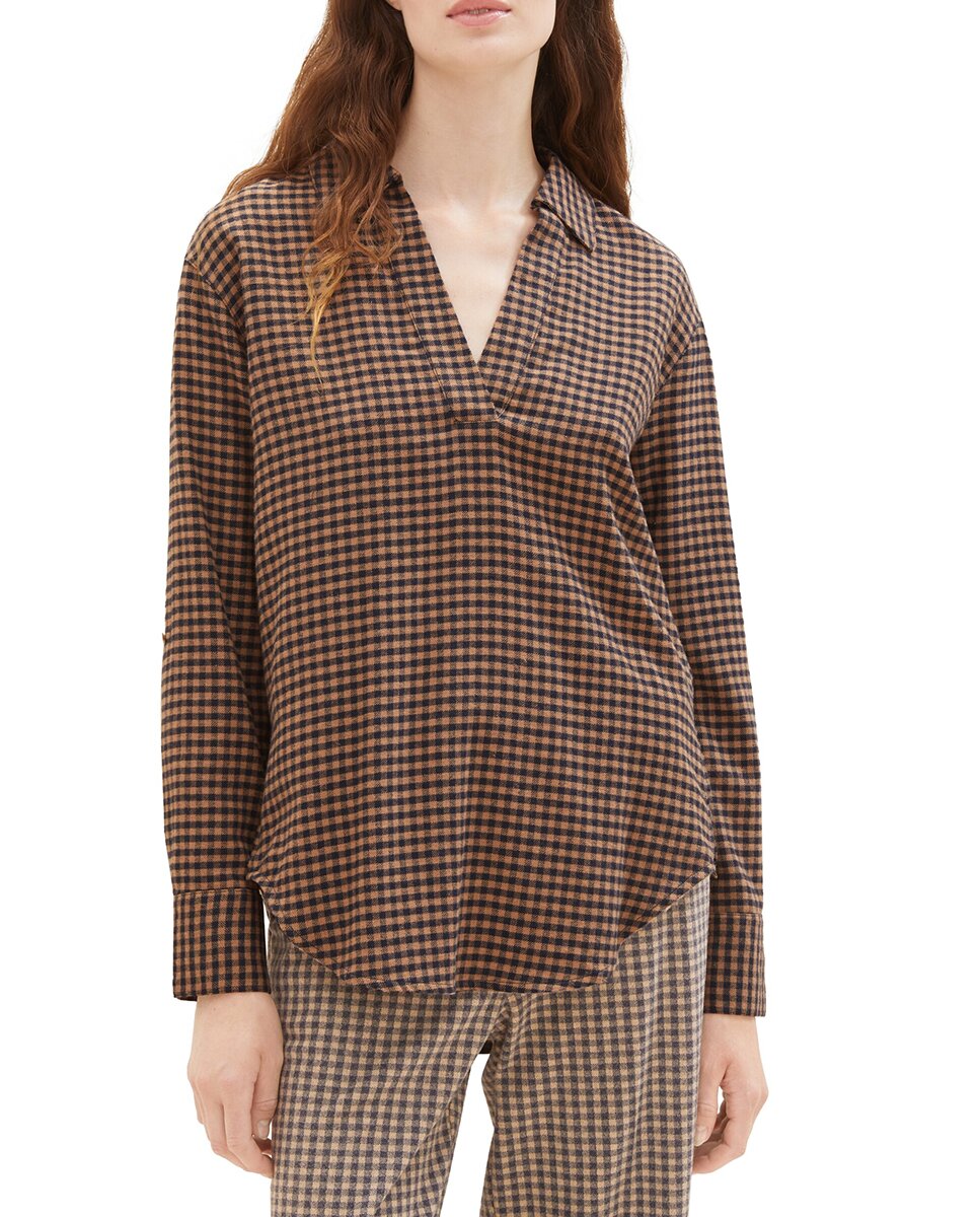 Imagen 0 de Blusa de mujer con estampado de cuadros y cuello pico