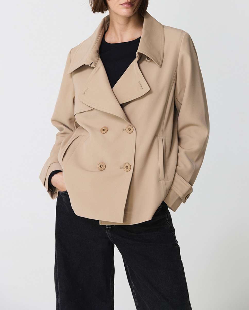 Imagen 0 de Gabardina de mujer corta cuello solapa