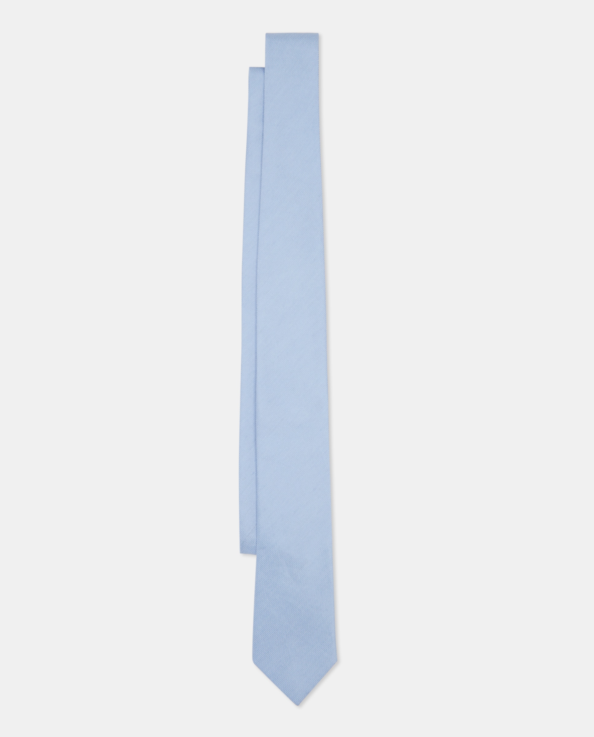 Imagen 0 de Corbata de seda y lino en color azul claro, presenta una micro estructura.