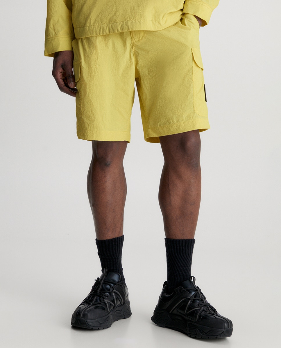 Imagen 0 de Pantalón corto de hombre bolsillos laterales amarillo