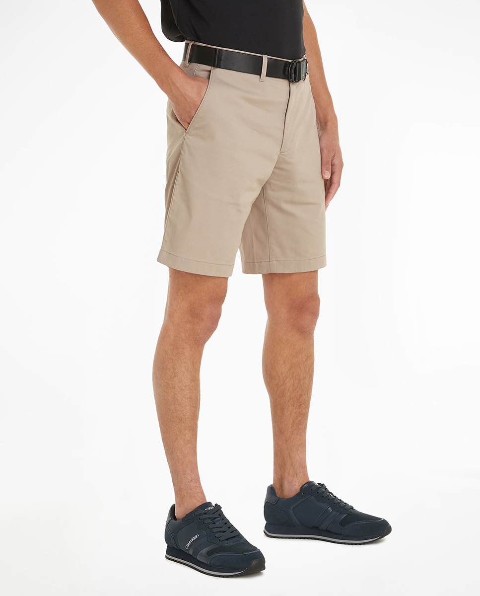 Imagen 0 de Shorts slim con cinturón de sarga de hombre