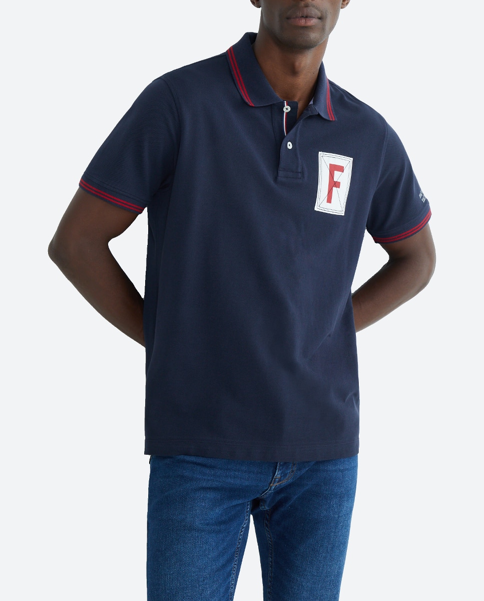 Imagen 0 de Polo de hombre de manga corta con parche y bandera en la espalda