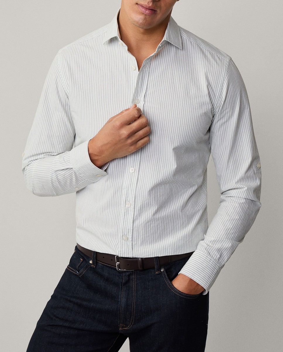 Imagen 0 de Camisa de hombre con cuello clásico y estampado de azulejos.