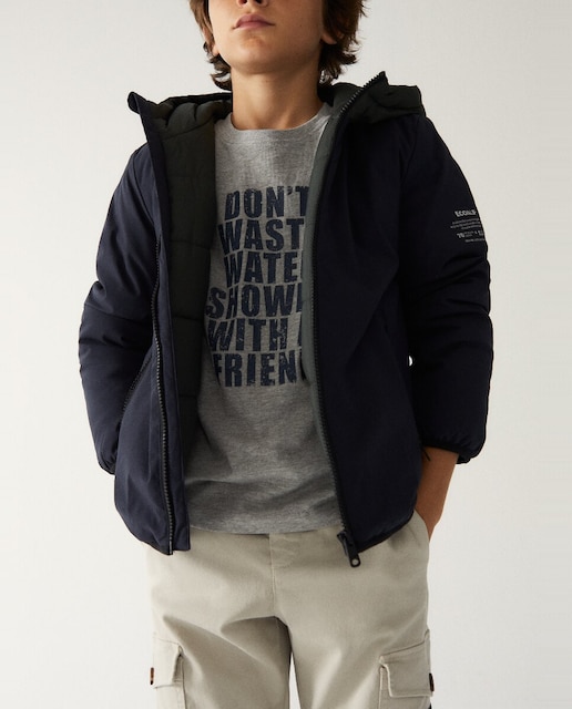 Imagen 0 de Chaqueta niño con capuña, bolsillos laterales y logo en manga