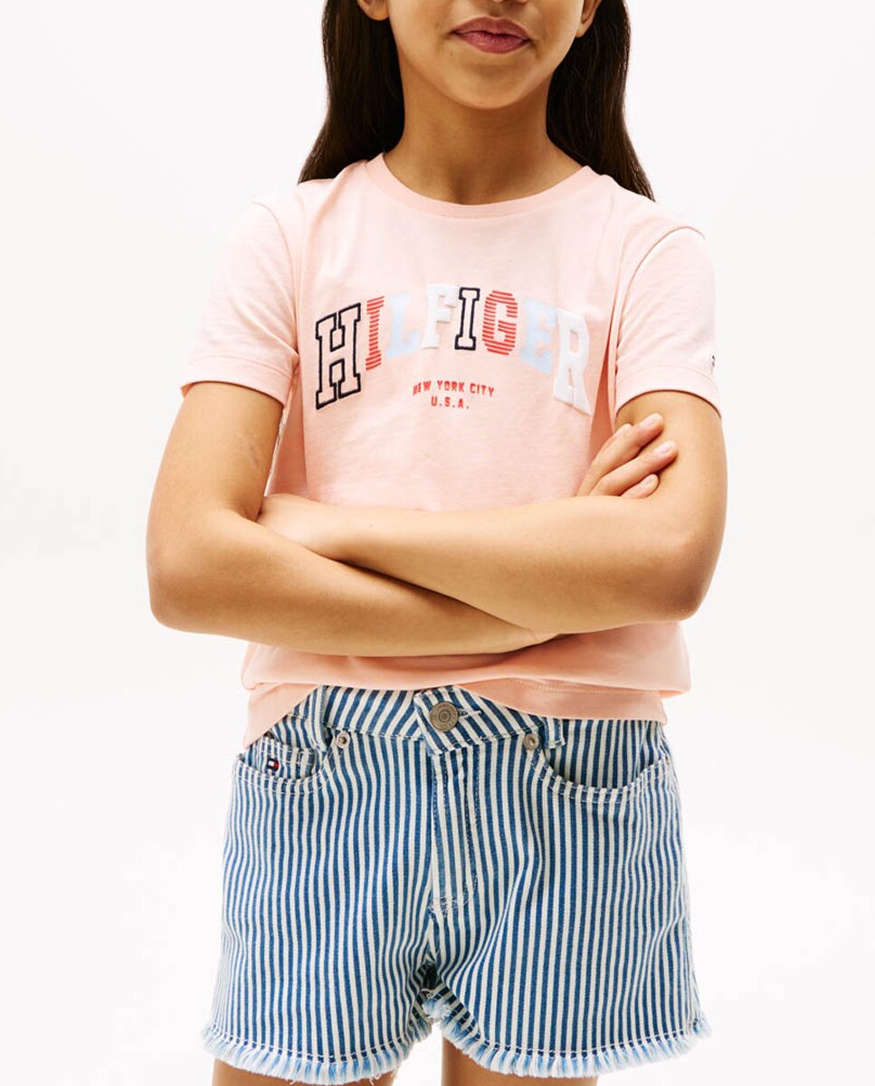 Imagen 0 de Camiseta de niña manga corta con logo frontal engomado y cuello redondo