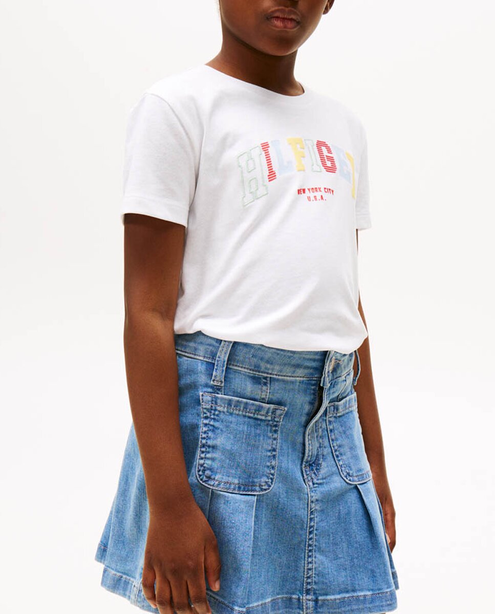Imagen 0 de Camiseta de niña manga corta con logo frontal engomado y cuello redondo