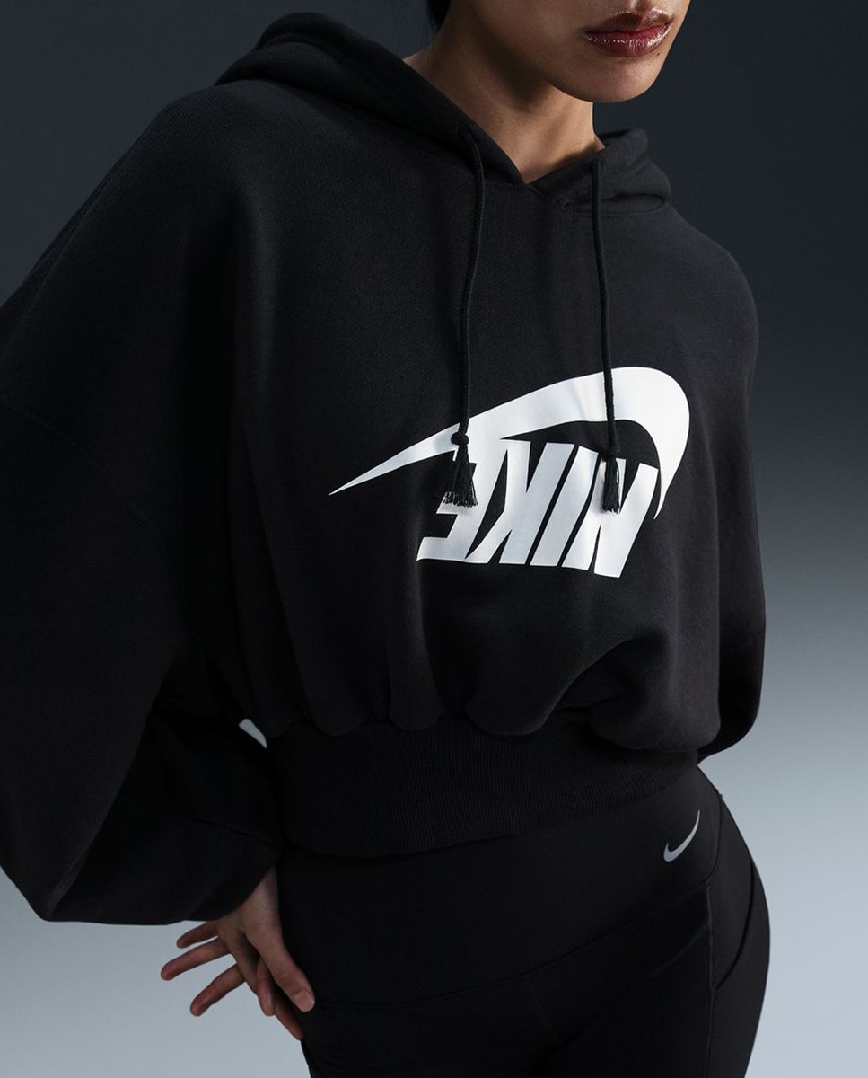Imagen 0 de Sudadera con capucha corta de tejido French terry y ajuste oversize de Mujer